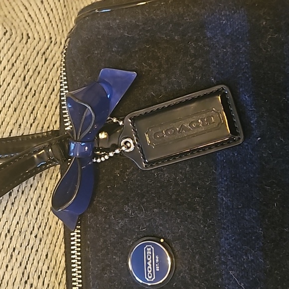 AUTHENTIC VINTAGE COACH WOOL HANDBAG WITH PATENT LEATHER HANDLE AND BOW - Picture 4 of 9